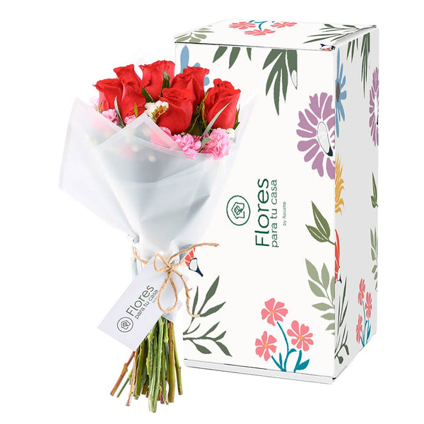 Ramo con 10 Rosas Rojas y Flores Variadas en Caja de Regalo